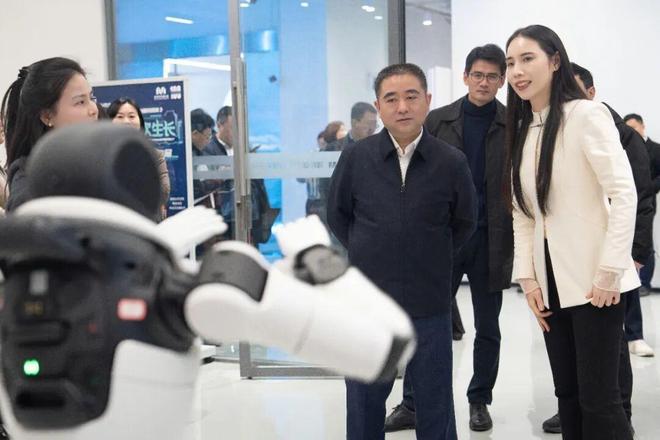 新年首个工作日静安聚焦“双界”领航！美妆健康、超高清视听产业发展现场推进会举行(图3)