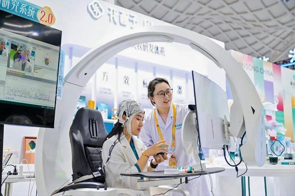 花西子感官研究智能体首秀消博会引领中国美妆AI科技应用
