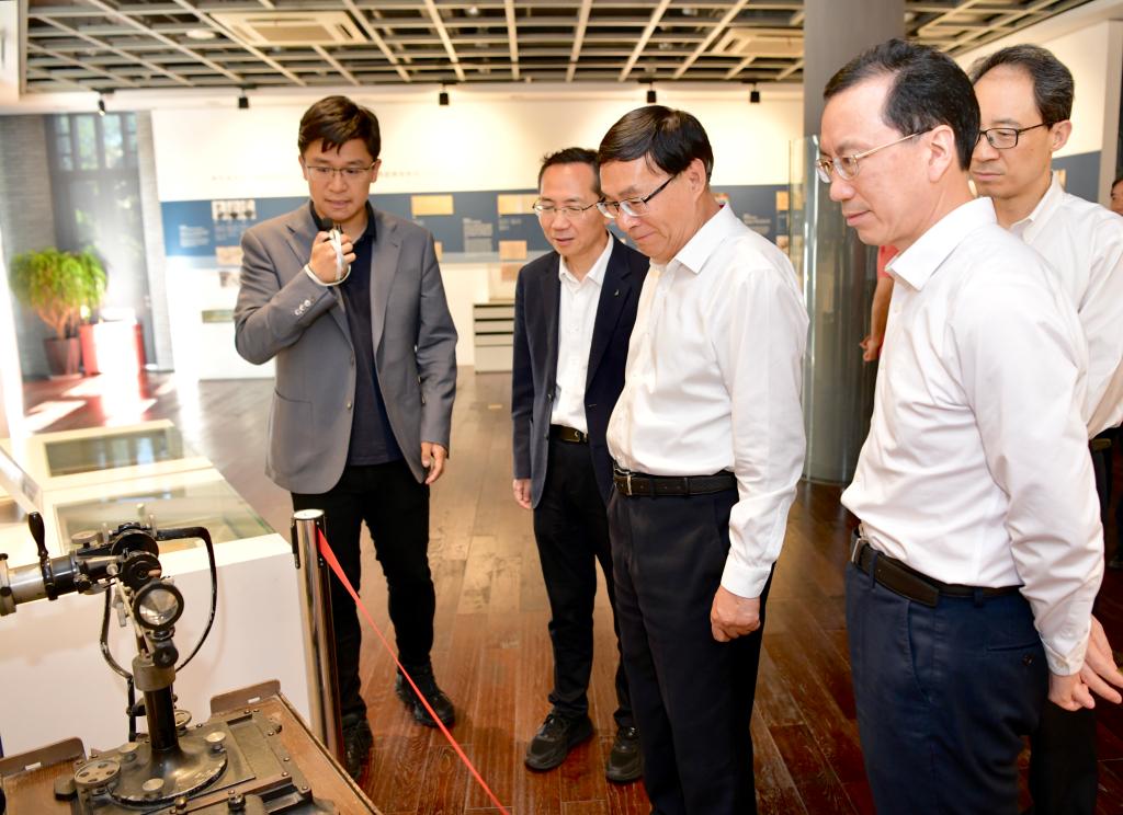 中国工程院党组书记张玉卓一行来同济大学调研(图2)